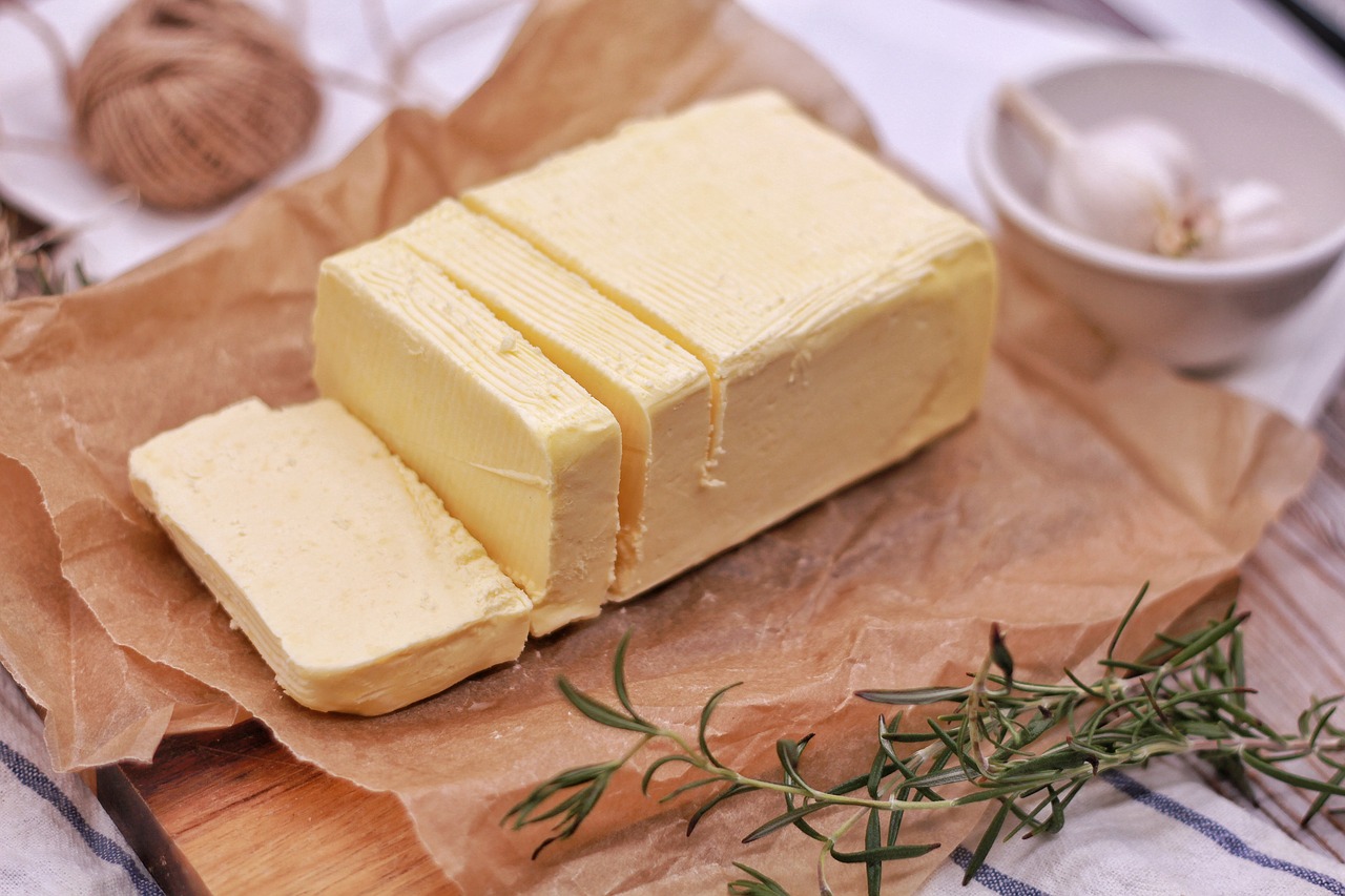 バターの作り方は 簡単なのは塩 生クリーム 牛乳 生乳のみ を分離の原理で振るだけで完成 調味料辞典