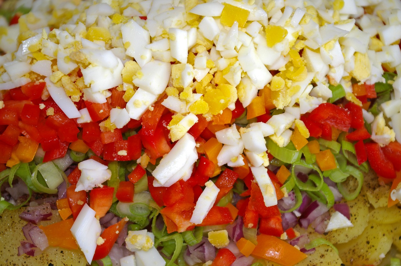 オーロラソースを使ったサラダの作り方 アボカド トマト キャベツ ブロッコリー チキン ゆで卵に合う 調味料辞典