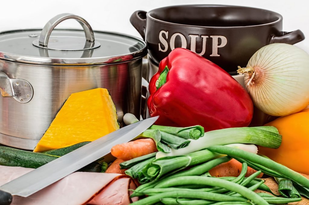 ローリエの代用品でスープ作り お酒やピクルスやナツメグで代わりになる 調味料辞典